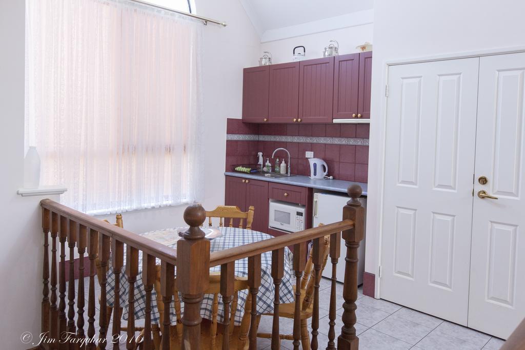 Aarn House B&B Airport Accommodation Perth Exteriör bild