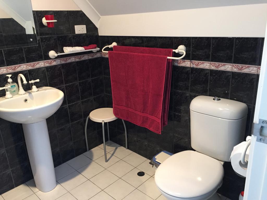 Aarn House B&B Airport Accommodation Perth Exteriör bild