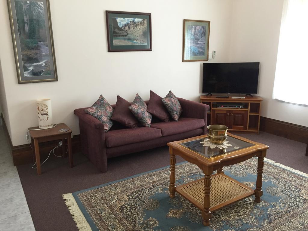 Aarn House B&B Airport Accommodation Perth Exteriör bild