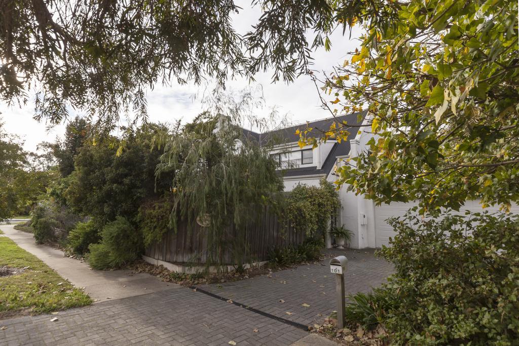 Aarn House B&B Airport Accommodation Perth Exteriör bild